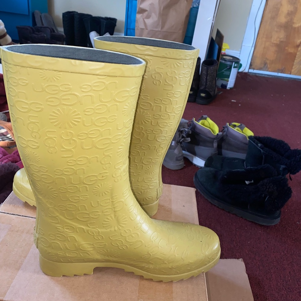 Size 9 Ugg Rain Boots Not Sure Of Color - image 6